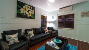 House, 2 Bedrooms | Living area - Gonetroppo (Airlie Beach)