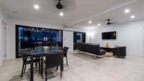 Apartment, 1 Bedroom | In-room dining - Onestep Airlie Retreat (Airlie Beach)