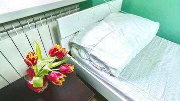 Hypo-allergenic bedding, iron/ironing board, free WiFi, bed sheets