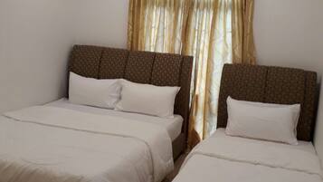 Iron/ironing board, bed sheets