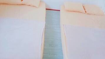 Iron/ironing board, bed sheets