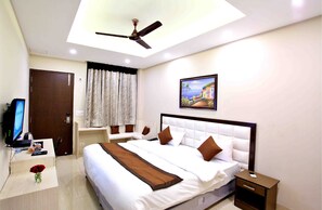 32-inch flat-screen TV with cable channels, TV, books - Nirvana Suites (New Delhi)