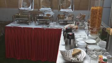 Frühstück, Mittagessen, internationale Küche, Blick auf den Garten