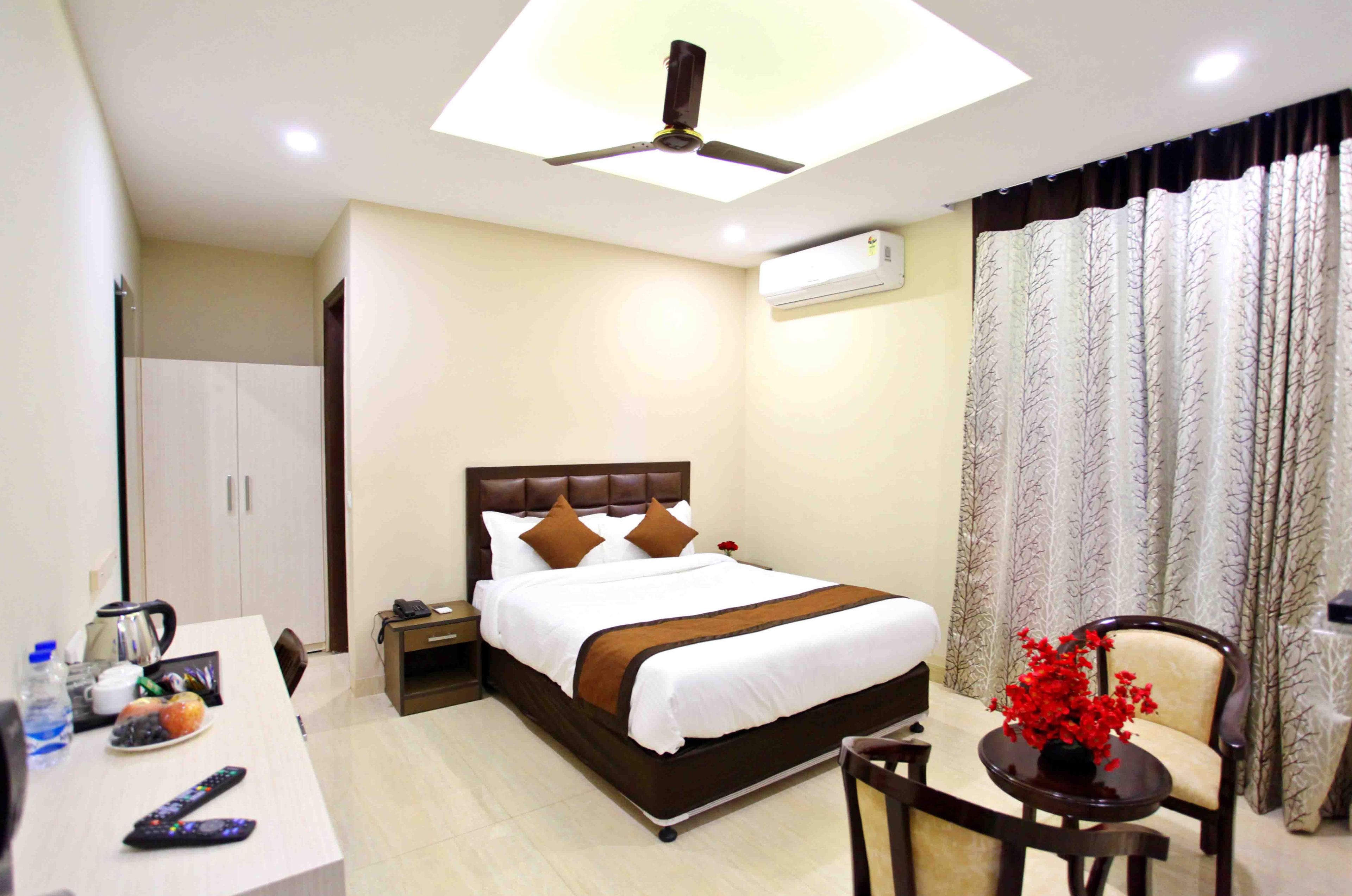 Egyptian cotton sheets, premium bedding, Select Comfort beds, minibar