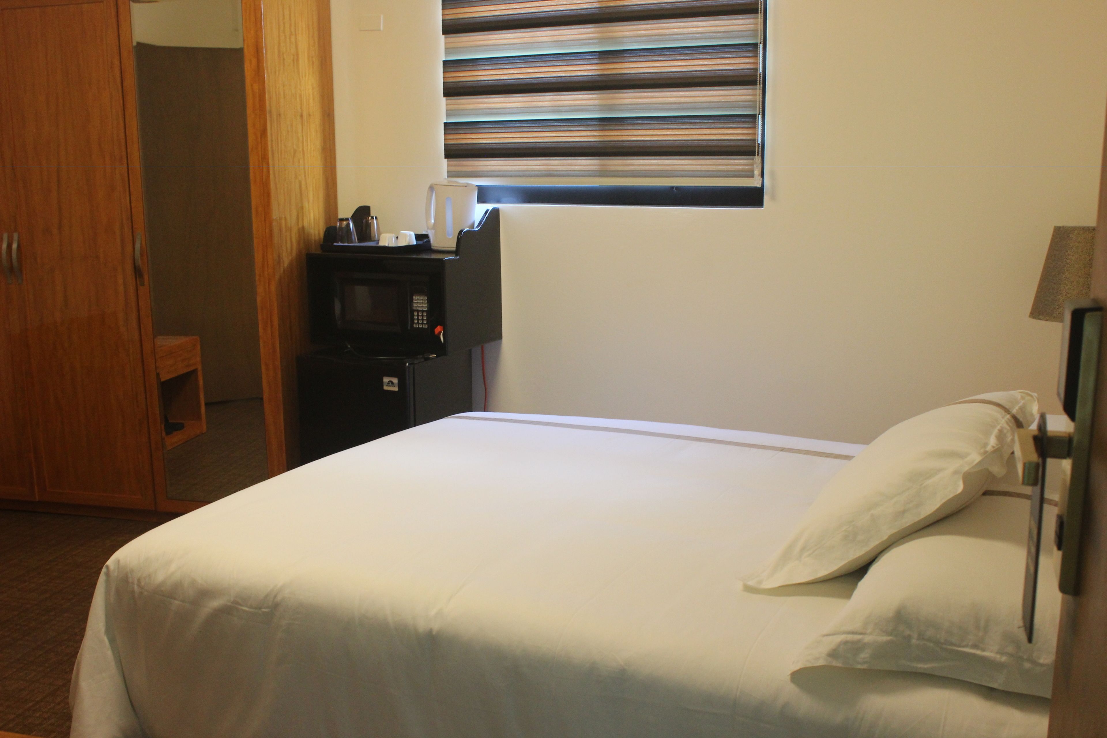 standard room, 1 queen bed, garden view | in-room safe, desk, soundproofing, free wifi