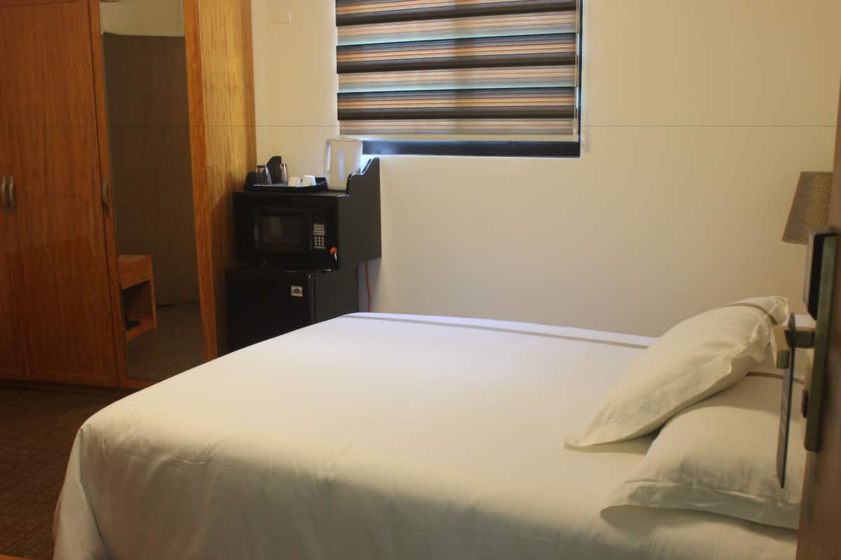 standard room, 1 queen bed, garden view | in-room safe, desk, soundproofing, free wifi