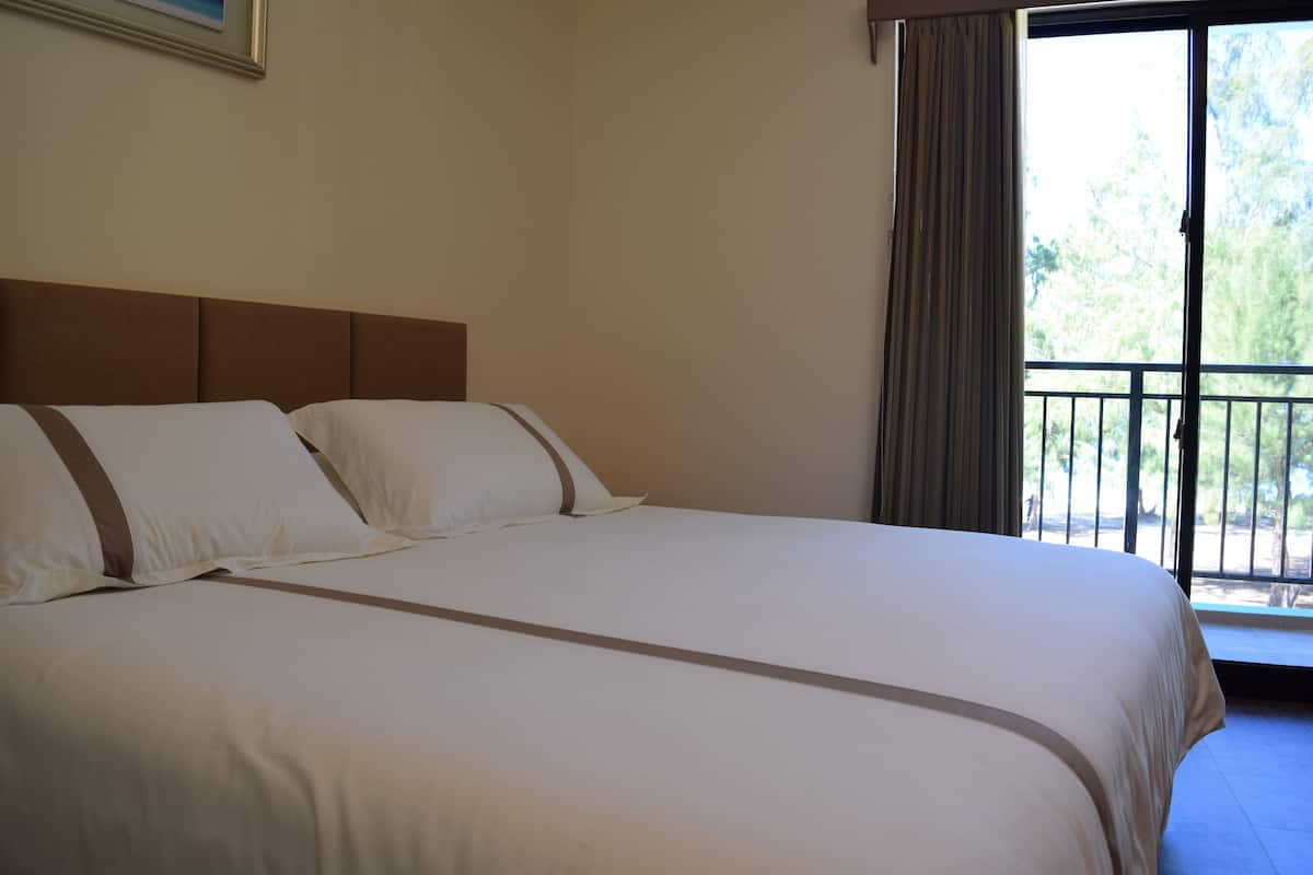 deluxe room, 1 king bed, ocean view | in-room safe, desk, soundproofing, free wifi