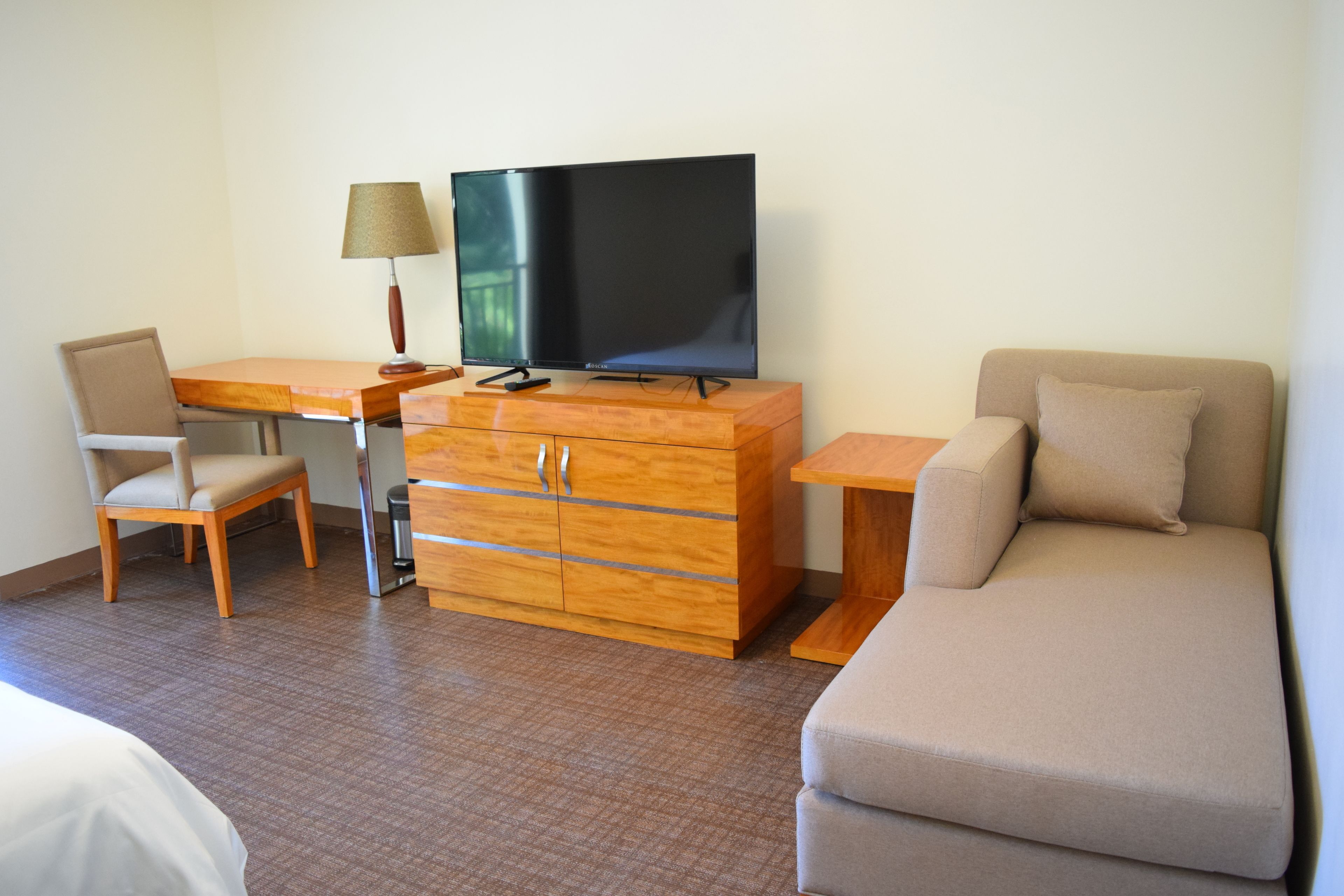 deluxe room, 1 king bed, ocean view | living area | flat-screen tv