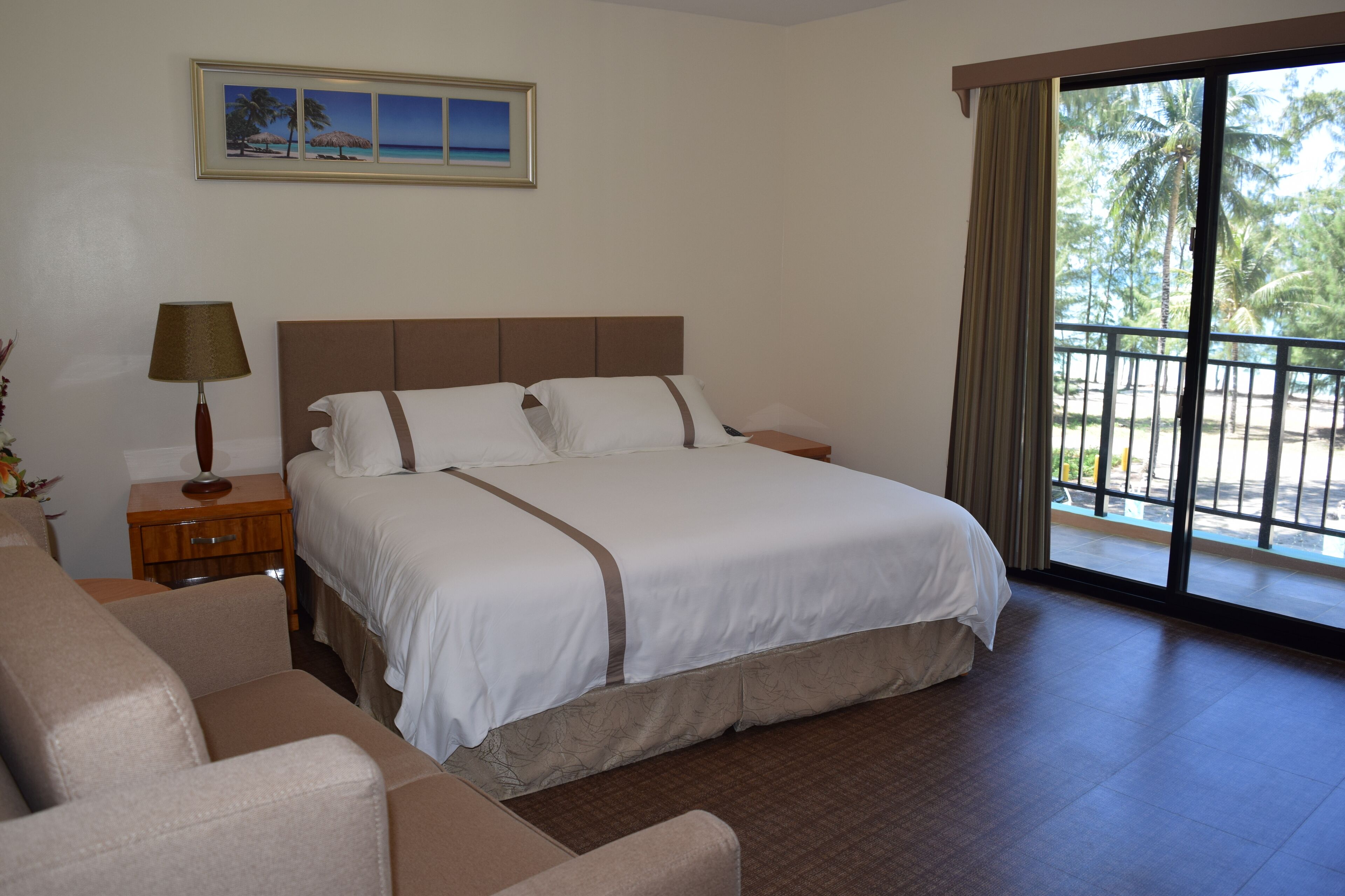 Suite, balcon, vue océan | Coffres-forts dans les chambres, bureau, chambres insonorisées