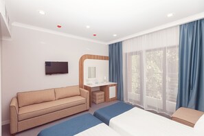 Habitación superior con 2 camas individuales | Wifi gratis y ropa de cama 