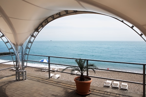 En la playa, camastros, sombrillas y toallas de playa