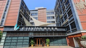 Edificio de City Inn con fachada moderna, ventanas grandes y un logotipo destacado de City Inn.