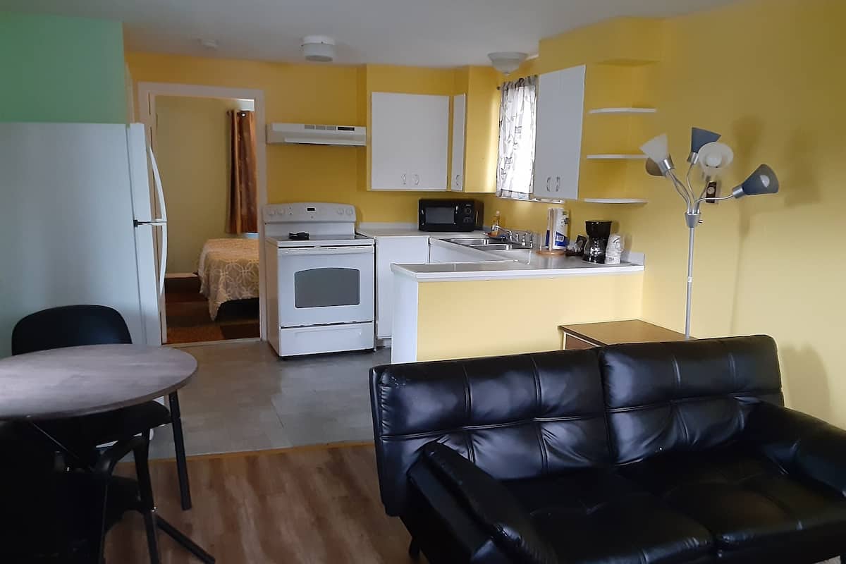 Suite familiar, 2 camas Queen size | Cocina privada | Refrigerador, microondas y cafetera y tetera