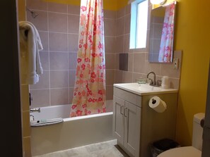 Suite familiar, 2 camas Queen size | Baño | Tina con regadera, amenidades de baño gratuitas, secadora de cabello