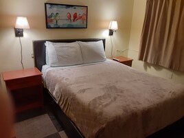 Colchones con efecto memoria, escritorio, wifi gratis y ropa de cama 
