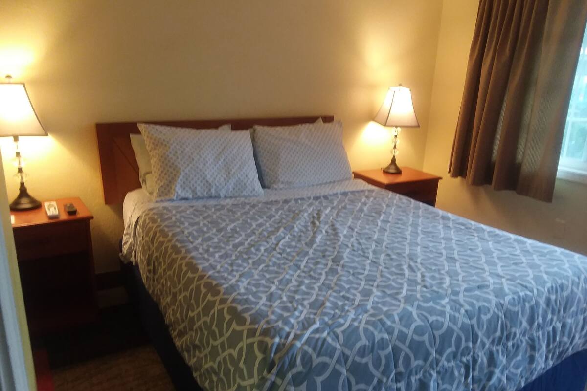 Quarto solteiro, 1 cama Queen, para não fumantes | Camas com colchões de espuma com sistema de memória, escrivaninha