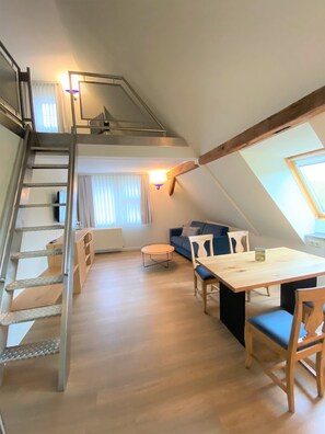 Family Studio | Living area | 43-inch flat-screen TV with cable channels, TV - Landidyll Hotel Klostermühle (Muenchweiler an der Alsenz)