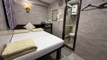 Double Room | Peti besi dalam bilik, langsir/tirai gelap terus, kalis bunyi