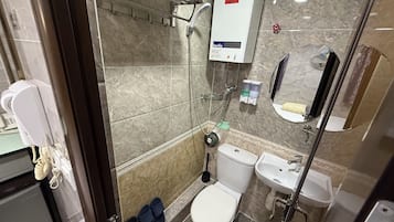 Double Room | Bathroom shower