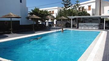 Una piscina al aire libre de temporada