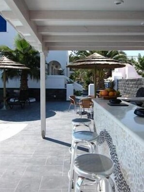 Bar en bord de piscine