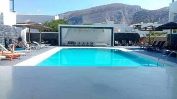 Una piscina al aire libre de temporada