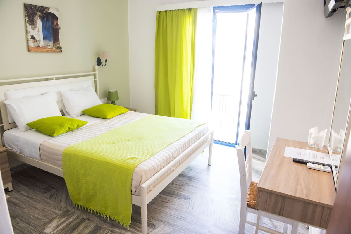 Habitación doble ejecutiva, vista a la alberca | Escritorio y wifi gratis