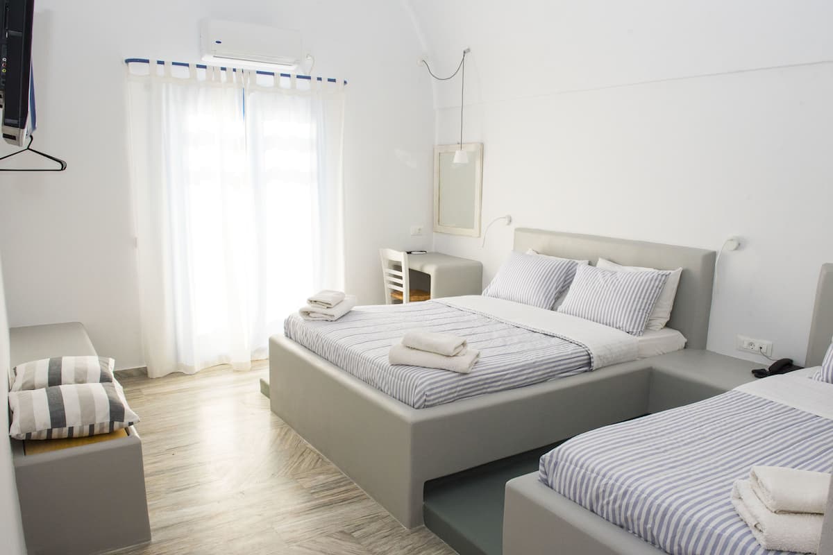Habitación triple ejecutiva, vista parcial al mar | Escritorio y wifi gratis
