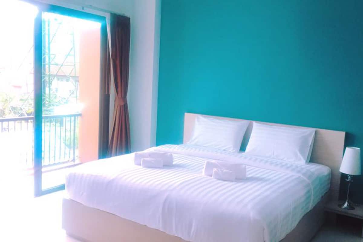 In-room safe, desk, soundproofing, free WiFi