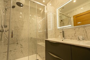Quadruple Room, Ensuite (Group 9 (10)) - Hotel Restaurant Le Bellevue (Bormes-Les-Mimosas)