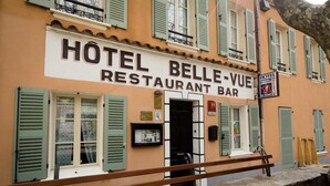 A building with a sign reading "HOTEL BELLE-VUE RESTAURANT BAR". - Hotel Restaurant Le Bellevue (Bormes-Les-Mimosas)