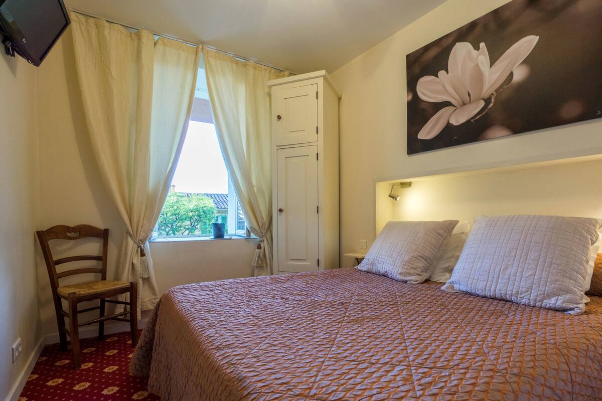 Habitación básica con 1 cama doble o 2 individuales, baño privado (Groupe 2 (16, 17))