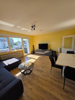 Deluxe Apartment | Living area | Flat-screen TV, Netflix - Apartment Leverkusen City  (Leverkusen)