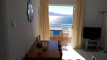 Appartement, 1 chambre, fumeurs, vue mer | Salle de séjour | Télévision à écran plat