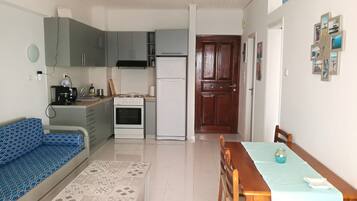 Apartemen, 1 kamar tidur, Boleh Merokok, pemandangan laut | Ruang keluarga | TV layar datar
