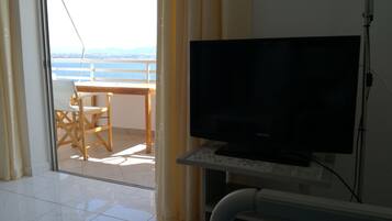 Appartement, 1 chambre, fumeurs, vue mer | Coin séjour | Télévision à écran plat