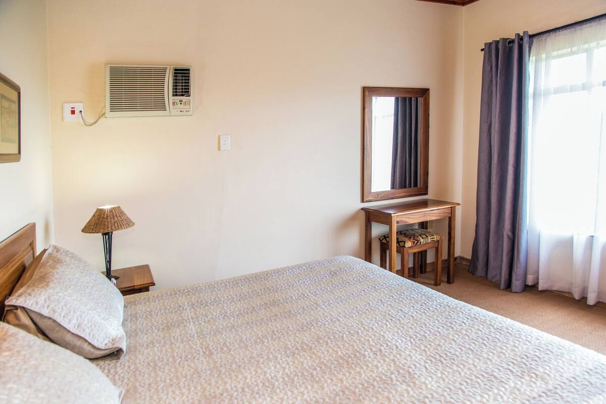 Chalet Classique, 2 chambres, vue établissement, cÎté jardin | 1 chambre, coffres-forts dans les chambres, rideaux occultants