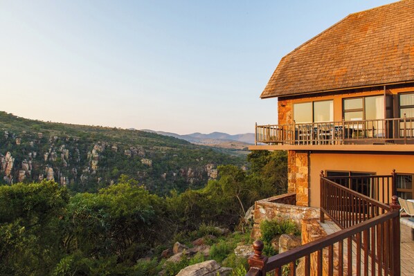 Exclusive House, 6 Bedrooms, Valley View, Mountainside | 1 bedroom, in-room safe, blackout drapes, iron/ironing board - Blyde Canyon, A Forever Resort (Matibidi)