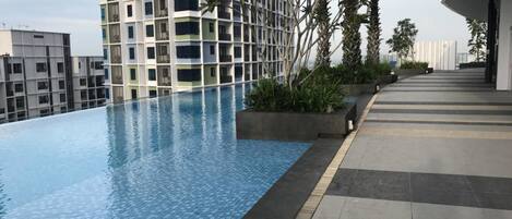 Una piscina al aire libre