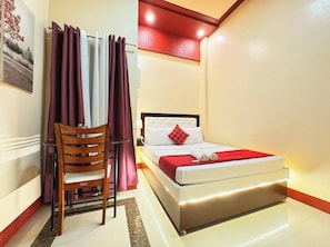 مكتب ومكواة/لوح كي وملاءات أسرّة