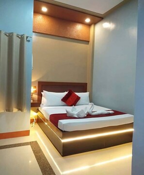 Bureau, fer et planche à repasser, draps fournis