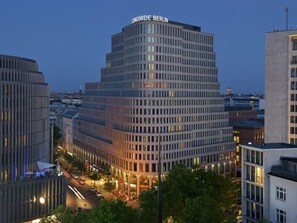 Front of property – evening/night - Studio 151 (Berlin)