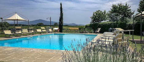 Piscine extérieure (ouverte en saison), parasols de plage