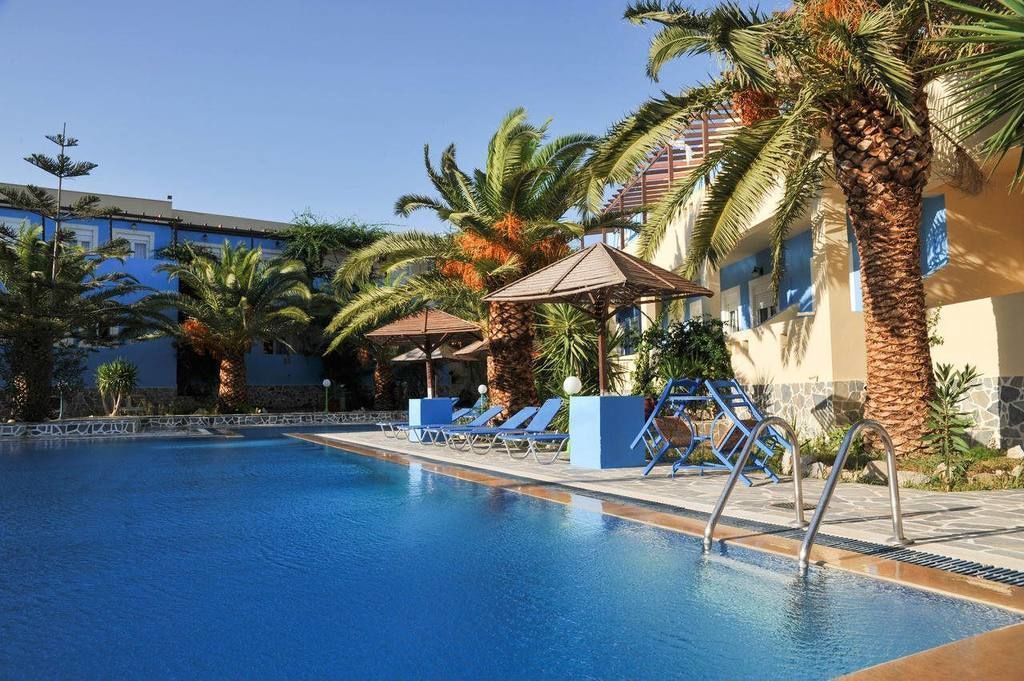 Alberca al aire libre por temporada y sombrillas en la alberca 