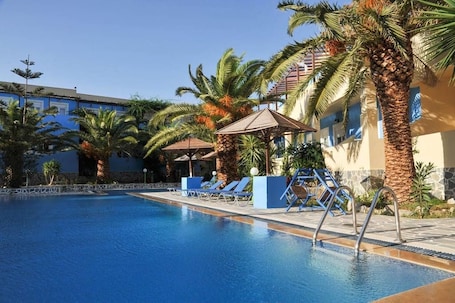 Seasonal outdoor pool, pool umbrellas, sun loungers