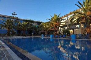 Seasonal outdoor pool, pool umbrellas, sun loungers - Efstathia Hotel (Leros)