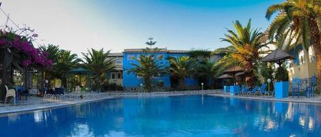 季節限定屋外プール、プール パラソル、サンラウンジャー