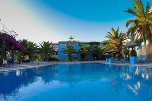 Seasonal outdoor pool, pool umbrellas, sun loungers - Efstathia Hotel (Leros)