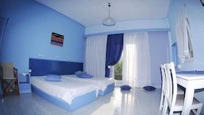 Un dormitorio con dos camas, un escritorio y una silla.