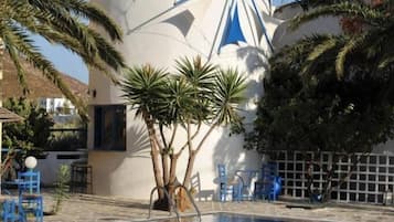 Seasonal outdoor pool, pool umbrellas, sun loungers